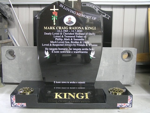 *WAVE SET HEADSTONE - BLACK ON SPLAY BASE